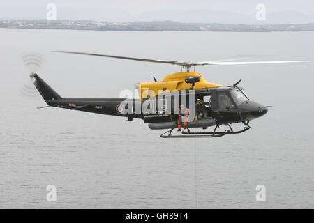 PIC DE FICHIER : le Nord du Pays de Galles, UK, 9 août 2016, Royal Air Force Bell412 Griffin HT1 ZJ241 Enregistrement d'hélicoptère a fait un atterrissage de précaution à Yr Aran dans Snowdonia, cet après-midi suite à un problème technique. Tous les occupants de l'avion est sorti en lieu sûr avant de l'avion a pris feu et brûlé. Photo montre ZJ241 d'exploitation RAF Valley au large de la côte d'Anglesey au nord du Pays de Galles en juin 2005. Crédit : Paul Botte/Alamy Live News Banque D'Images