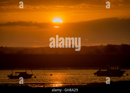 West Mersea, Essex, Royaume-Uni. 9 Août, 2016. Météo France : Le soleil se couche derrière les yachts au mouillage dans West Mersea sur la rivière Blackwater dans l'Essex. Andrew O'Brien/Alamy Live News Banque D'Images