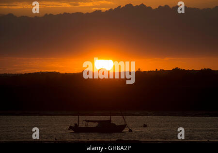 West Mersea, Essex, Royaume-Uni. 9 Août, 2016. Météo France : Le soleil se couche derrière les yachts au mouillage dans West Mersea sur la rivière Blackwater dans l'Essex. Andrew O'Brien/Alamy Live News Banque D'Images