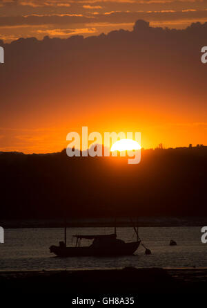 West Mersea, Essex, Royaume-Uni. 9 Août, 2016. Météo France : Le soleil se couche derrière les yachts au mouillage dans West Mersea sur la rivière Blackwater dans l'Essex. Andrew O'Brien/Alamy Live News Banque D'Images