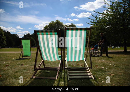 Londres, Royaume-Uni. 9 Août, 2016. Météo France : transats dans St James Park Crédit : Dinendra Haria/Alamy Live News Banque D'Images