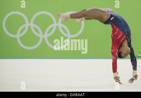 Rio de Janeiro, Brésil. 7e août 2016. GABRIELLE DOUGLAS de la USA effectue sur le sol lors de la gymnastique artistique féminine des qualifications aux Jeux Olympiques de Rio. © Christopher Morris/ZUMA/Alamy Fil Live News Banque D'Images