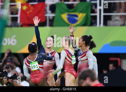 La gymnastique artistique féminine de l'équipe USA célèbre au cours de l'équipe féminine de gymnastique artistique de la Finale des Jeux Olympiques de Rio 2016 à l'Arène Olympique de Rio, Rio de Janeiro, Brésil, 9 août 2016. Rio de Janeiro, Brésil, 9 août 2016. De gauche à droite : Simone Biles, Alexandra Raisman, Madison Kocian, Gabrielle Douglas. Photo : Lukas Schulze/dpa Banque D'Images