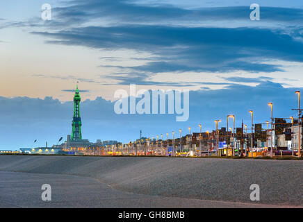 La tour de Blackpool allumé en vert lumière à la fin de la promenade. Banque D'Images