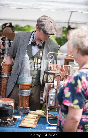 L'homme à la recherche chez trader décroche à Papplewick événement steampunk stations de pompage Banque D'Images