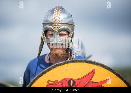 De reconstitution Viking. guerrier avec casque et shield Banque D'Images