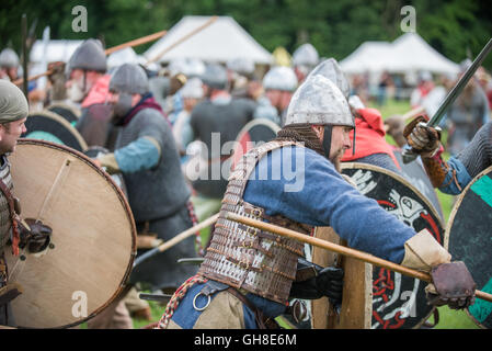 De reconstitution Viking. Poignardant avec une lance Banque D'Images