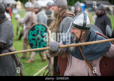 De reconstitution Viking. Attaque à la lance Banque D'Images