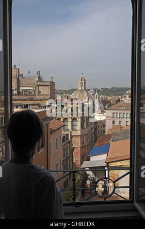 Dôme de l'Église Saints Nome di Maria & Foro di Triano vu depuis une fenêtre ouverte, Rome, Italie. Banque D'Images