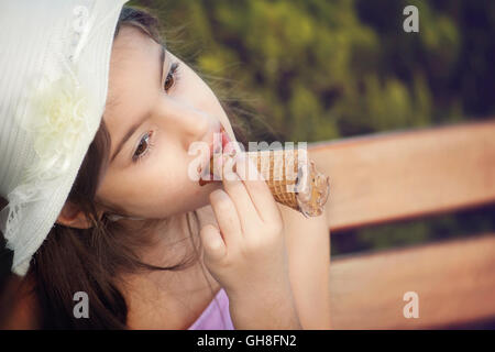 Portrait of little girl eating ice cream Banque D'Images