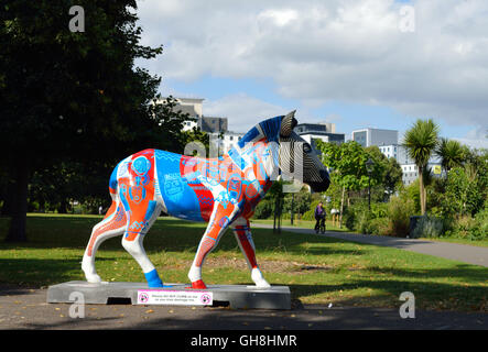 Un zèbre peint sculpture dans Southampton East Park qui fait partie d'un projet d'art de la conservation en collaboration avec le Zoo de Marwell. Banque D'Images