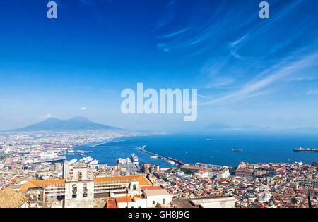 Vue panoramique de la ville de Naples avec le Vésuve et le célèbre golfe de Naples sur l'arrière-plan, région de Campanie, Italie Banque D'Images