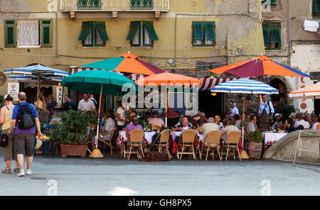 Manger en plein air dans un restaurant dans un Vernazza, Italie. L'une des villes des Cinque Terre. Banque D'Images