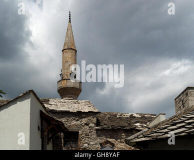 La tour de la mosquée avec des haut-parleurs pour l'appel à la prière et des tuiles de pierre et l'architecture vernaculaire typique de Mostar en Bosnie et Herzégovine Banque D'Images