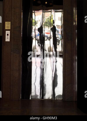 Image déformée et réflexions dans le verre de la porte d'entrée hôtel Split Croatie Banque D'Images