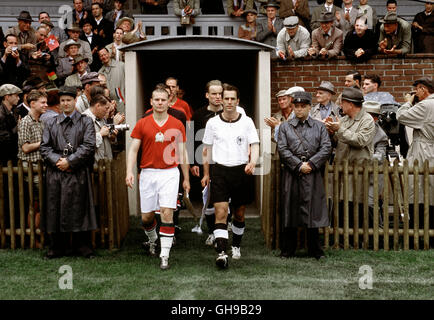 DAS WUNDER VON BERN Deutschland 2003 Sönke Wortmann / Voir : Die ungarische und deutsche Mannschaft beim Stadioneinlauf. Regie : Sönke Wortmann aka. Das Wunder von Bern Banque D'Images