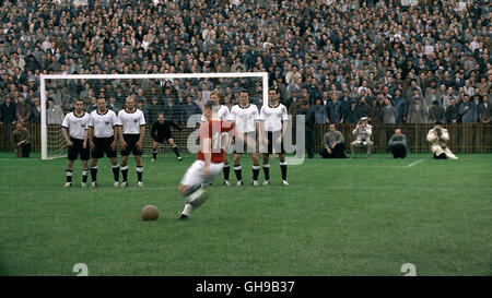 DAS WUNDER VON BERN / Das Wunder von Bern Deutschland 2003 / Söhnke Wortmann Voir : Freistoß der ungarischen Mannschaft. Regie : Shnke Wortmann aka. Das Wunder von Bern Banque D'Images