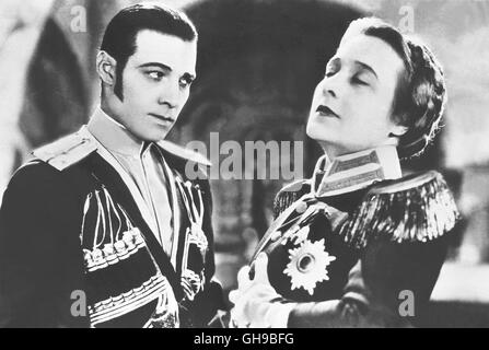 THE EAGLE / l'AIGLE USA 1925 / Clarence Brown Rudolph / RODOLFO VALENTINO (Lt. Vladimir Dubrovsky/The Black Eagle) und LOUISE DRESSER (Zarin/tsarine Catherine II ) Regie : Clarence Brown aka. L'aigle Banque D'Images