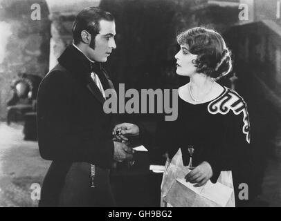 THE EAGLE / l'AIGLE USA 1925 / Clarence Brown Rudolph / RODOLFO VALENTINO (Lt. Vladimir Dubrovsky/The Black Eagle) und VILMA BANKY (Mascha Troekouroff) Régie : Clarence Brown aka. L'aigle Banque D'Images