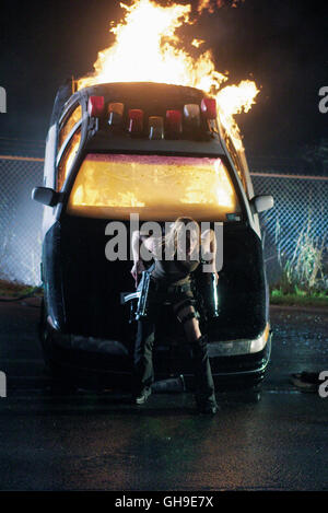 MILLA JOVOVICH (Alice) dans Actionszene brennendem vor einer Wagen. Regie : Alexander Witt aka. Resident Evil : Apocalypse Banque D'Images