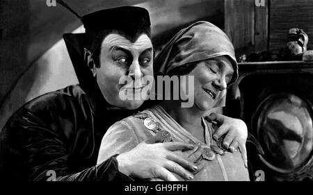 EMIL JANNINGS (Mephisto), Yvette Guilbert (Marthe Schwerdtlein) Régie : Friedrich Wilhelm Murnau aka. Faust - Eine deutsche Volkssage Banque D'Images