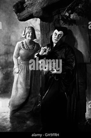 YVETTE GUILBERT (Marthe Schwerdtlein), Emil Jannings (Mephisto) Régie : Friedrich Wilhelm Murnau aka. Faust - Eine deutsche Volkssage Banque D'Images