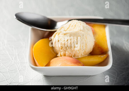 Glace vanille et pêches fraîches Banque D'Images