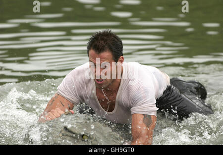 Bill Johnson (Johnny Messner) kämpft mit einem Krokodil. Film, Fernsehen, Kino, Actionfilm Regie : Dwight H. Little aka. Anacondas : la chasse à l'orchidée de sang Banque D'Images