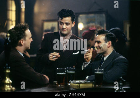 VERA DRAKE Vera Drake UK/France/Nouvelle-Zélande 2004 Mike Leigh Drake Sid (DANIEL MAYS, Mitte) mit Freunden. Film, Fernsehen, Kino, Drama Regie : Mike Leigh aka. Vera Drake Banque D'Images
