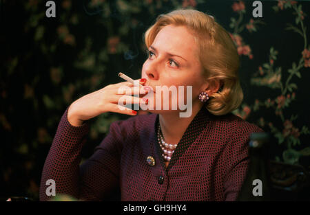 VERA DRAKE Vera Drake UK/France/Nouvelle-Zélande 2004 Mike Leigh Joyce (HEATHER CRANEY), Film Fernsehen, Kino, théâtre, Portrait, Zigarette Regie : Mike Leigh aka. Vera Drake Banque D'Images