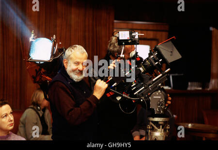 VERA DRAKE Vera Drake UK/France/Nouvelle-Zélande 2004 Mike Leigh réalisateur Mike Leigh mit Snjezana Gudalovic. Film, Fernsehen, Kino, théâtre, Portrait, régisseur régie : Mike Leigh aka. Vera Drake Banque D'Images