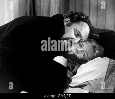 DOKTOR SCHIWAGO Docteur Jivago USA 1965 David Lean Victor Julie Duquette (Rod Steiger) bedrängt die junge Lara (Julie Christie). Film, Fernsehen, Drame, Liebesfilm, 60er Regie : David Lean aka. Docteur Jivago Banque D'Images