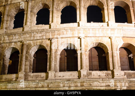 Vue de près du Colisée à Rome la nuit Banque D'Images