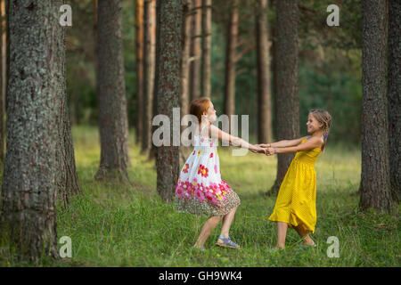 Deux mignonnes petites filles de s'amuser ensemble jouant dans un parc. Banque D'Images