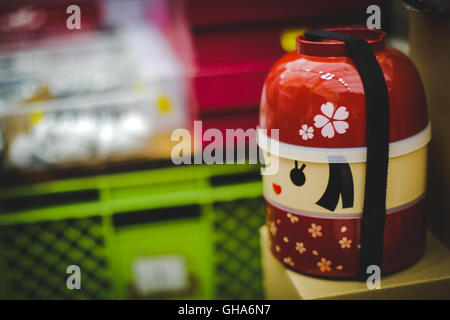 Boîte Bento kokeshi japonais pour vendre au marché japonais en hyper Japon, Londres Banque D'Images
