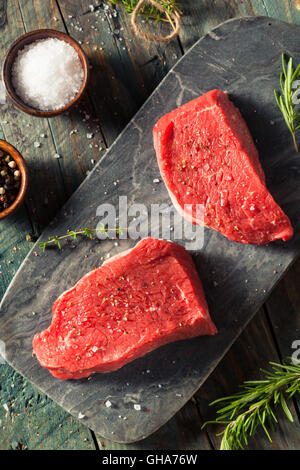 Nourris d'herbe organique cru steak de surlonge avec sel et poivre Banque D'Images