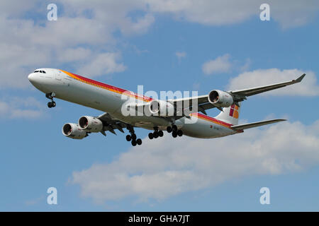 Airbus A340-600 d'Iberia quatre-moteur à l'avion de ligne long-courrier en approche Banque D'Images