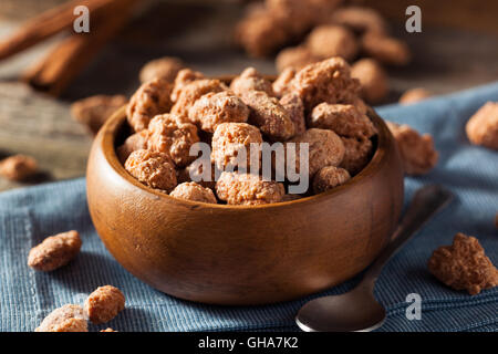 Sucré fait maison Cannelle Amandes enrobées de prêt à manger Banque D'Images