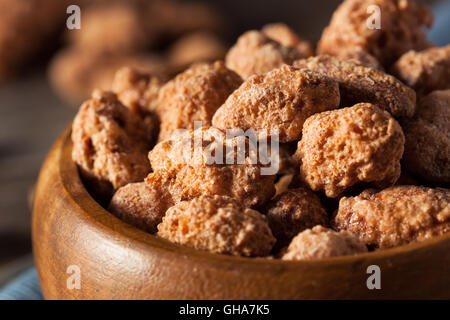 Sucré fait maison Cannelle Amandes enrobées de prêt à manger Banque D'Images