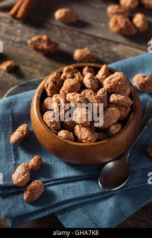 Sucré fait maison Cannelle Amandes enrobées de prêt à manger Banque D'Images