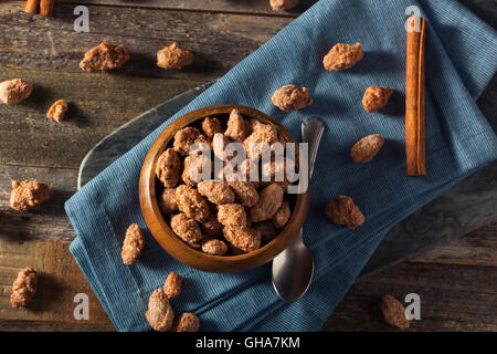 Sucré fait maison Cannelle Amandes enrobées de prêt à manger Banque D'Images