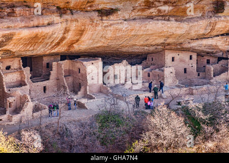 Visiteurs à la maison de l'habitation d'une falaise dans le Parc National de Mesa Verde, Colorado, USA Banque D'Images