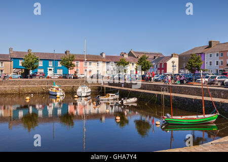Reflets dans le port de Aberaeron, Ceredigion, pays de Galles, Royaume-Uni Banque D'Images