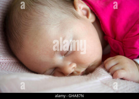 Sleeping newborn baby in watermelon haut Banque D'Images