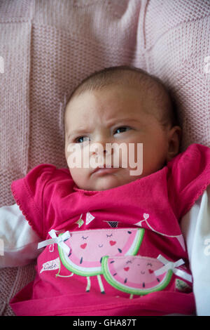 Visage grincheux bébé nouveau-né dans la pastèque haut Banque D'Images