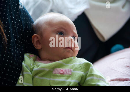 Nouveau-né en robe verte Banque D'Images