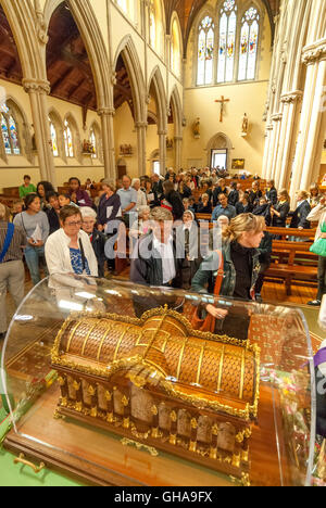 Un coffret contenant des reliques du 19e siècle carmélite, sainte Thérèse de Lisieux, à Portsmouth Banque D'Images