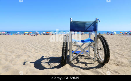 Fauteuil roulant isolé pour les personnes ayant des problèmes de mobilité sur la mer plage Banque D'Images