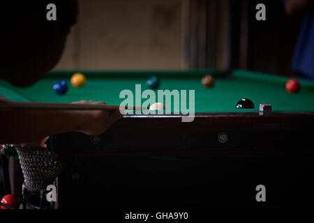 Joueur de snooker s'adressant à la boule de repère. Banque D'Images