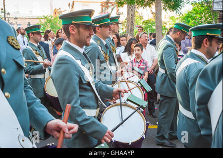 Groupe de marche Europe, un groupe de marche joue devant une procession religieuse pendant la semaine Sainte de Pâques à Séville, Espagne. Banque D'Images